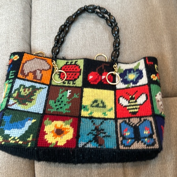 Cottage Core Granny needlepoint crochet vintage handbag with wood handles - Picture 9 of 10